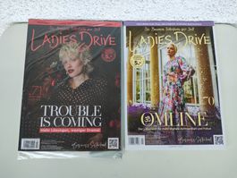 Zwei wunderschöne Ladies Drive Magazine