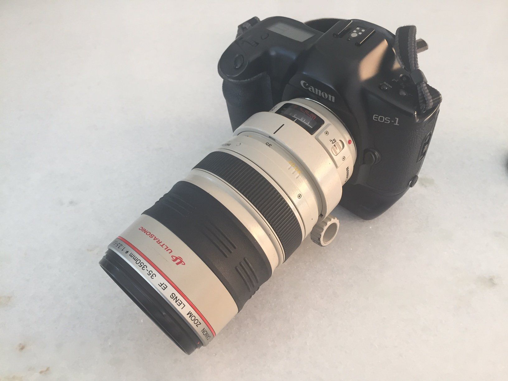 Canon Fotocamera: Canon EOS-1 avec objectif EF 35-350mm + divers accessoires – Usato da Corminboeuf venduto da Path007