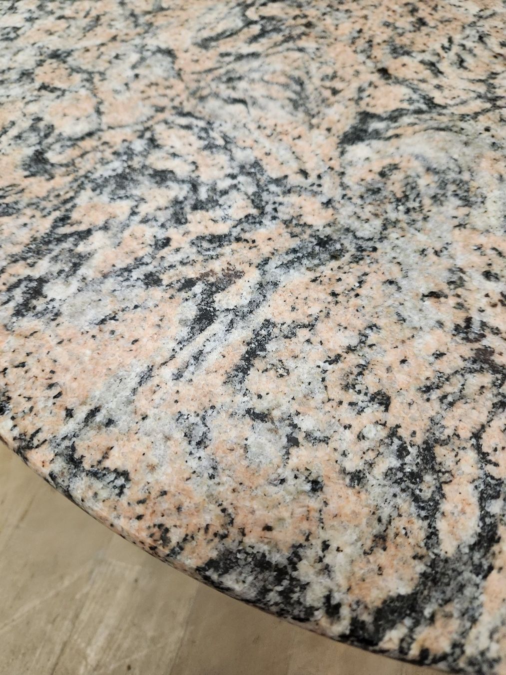 Tavoli: Runde Designer Couchtische aus Granit – Usato da Lichtensteig venduto da UsedIN 5