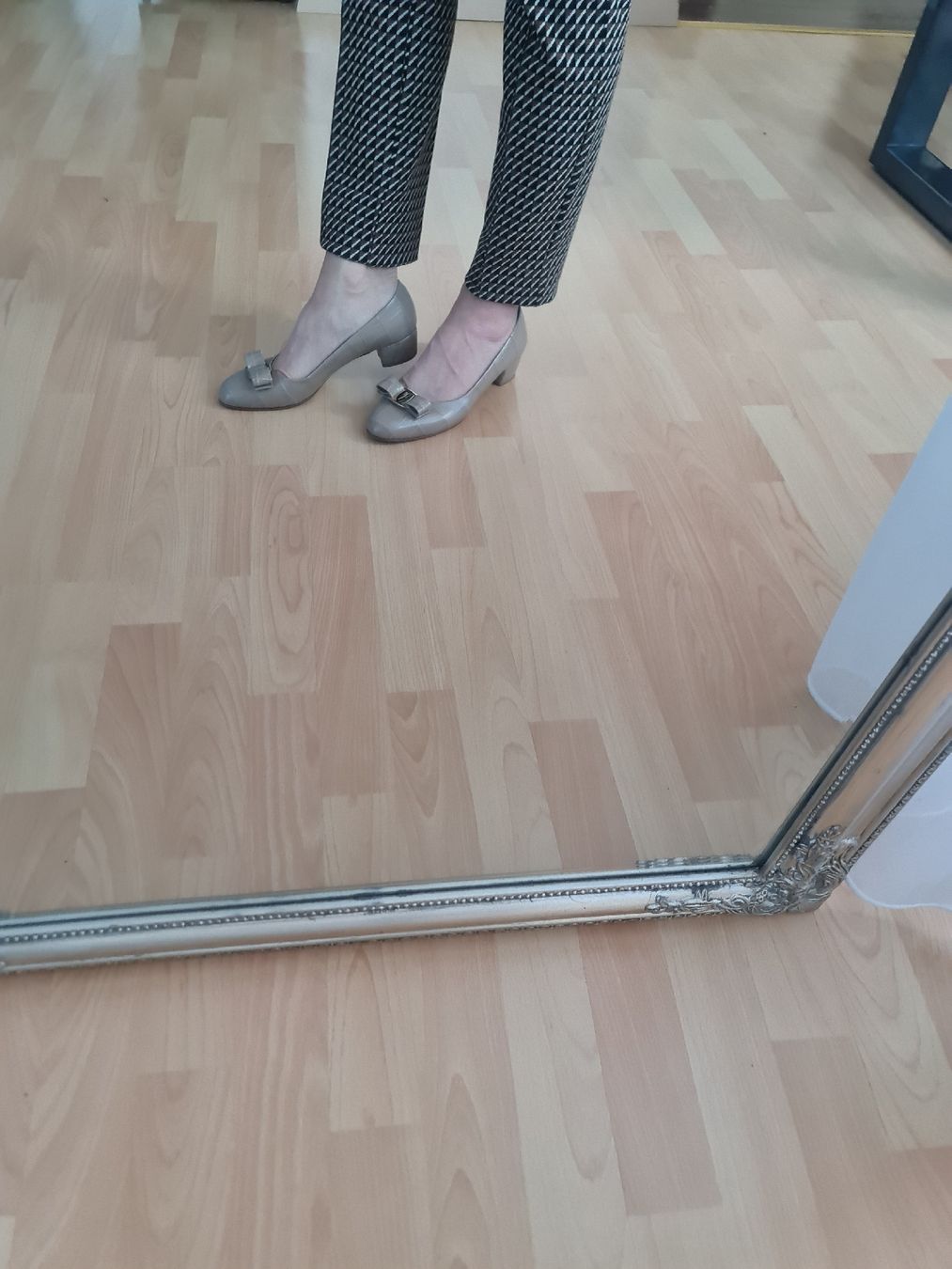 Salvatore Ferragamo Scarpe da donna: Elegante Ferragamo Pumps, Gr. 38, beige – Nuovo (secondo la descrizione) da Ibach venduto da ole_6whn 1