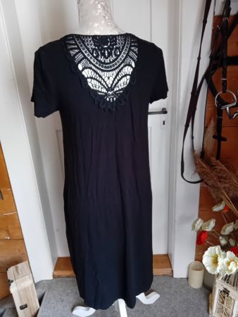 Schwarzes Kleid mit Spitze am Rücken, Grösse S/M,gebraucht.