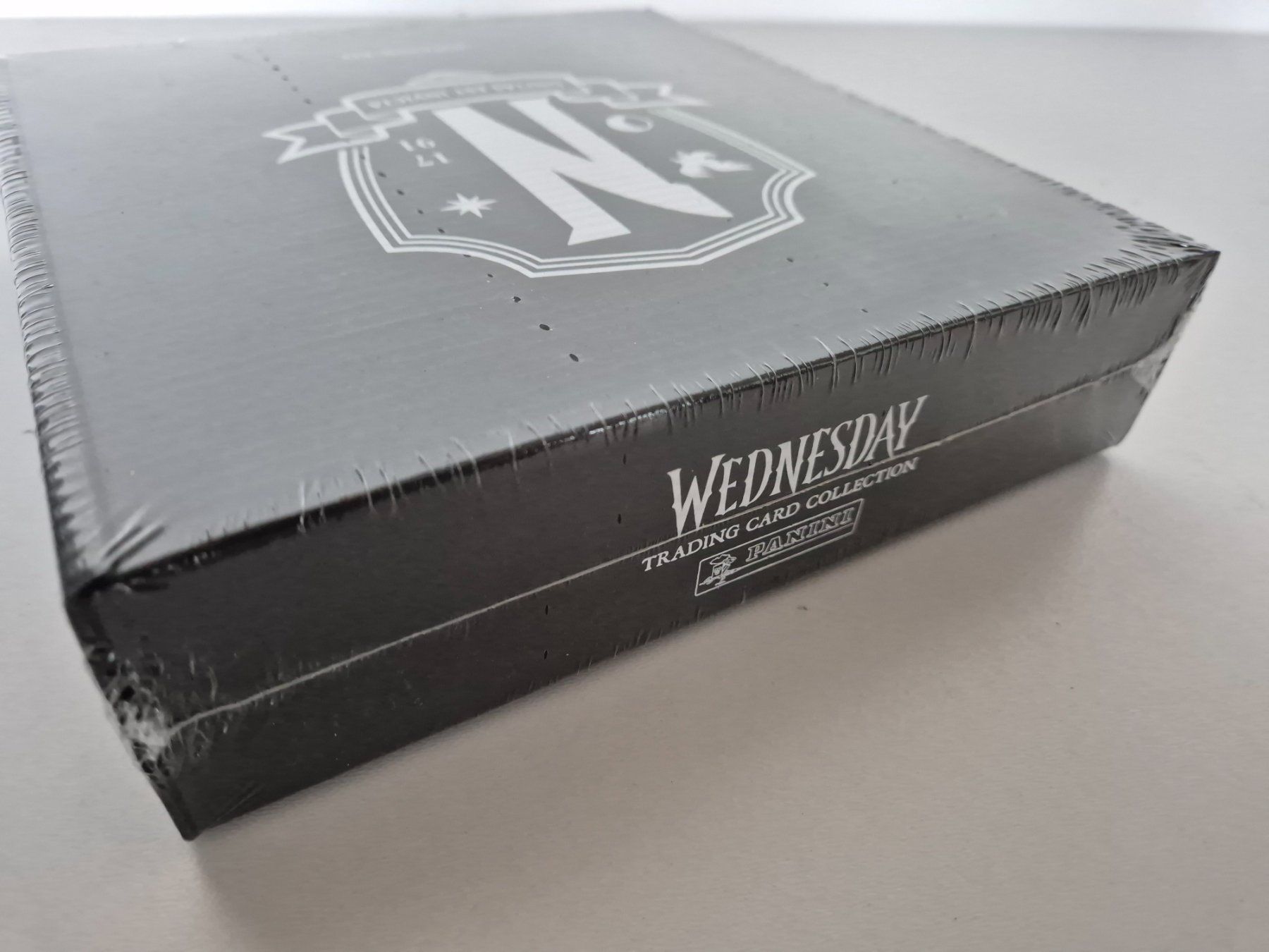 Statuette: NEU - Wednesday TCG Welcome-Kit Nevermore Academy – Nuovo e nell'imballaggio originale da Bassersdorf venduto da retrolab 3