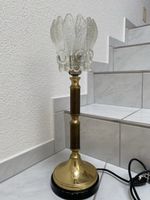 Antike Lampe, mit Tulpenschirm aus Glas.