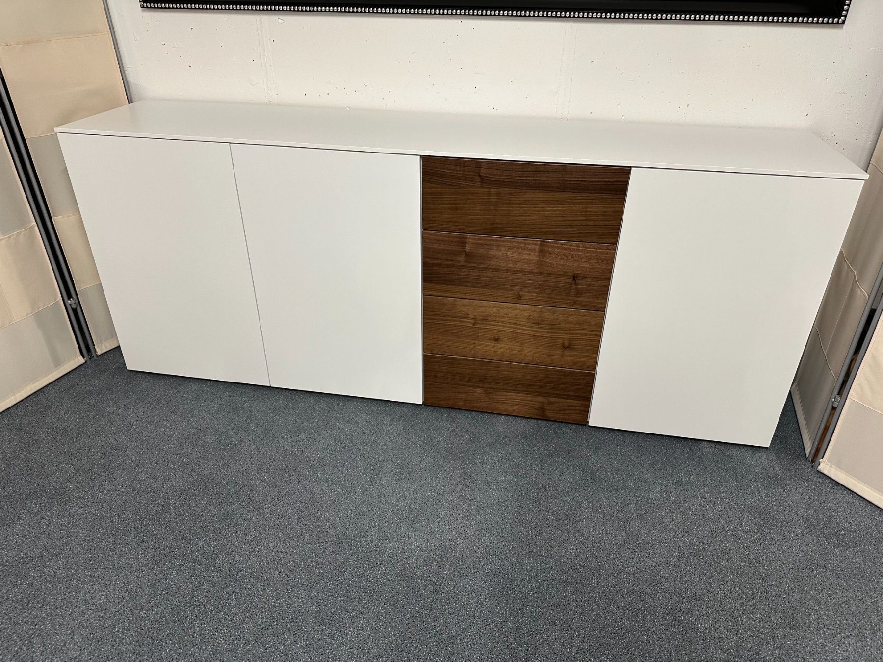 Cassettiere: Sideboard GARDA Lack weiss Nussbaum 200 x 79 cm – Nuovo (secondo la descrizione) da Unterentfelden venduto da moebelrufli