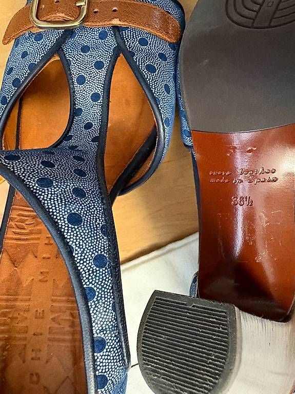 Chie Mihara Scarpe da donna: Blaue High-Heels von Chie Mihara Gr. 36.5 – Usato da Willisau venduto da ani_gtk8 2