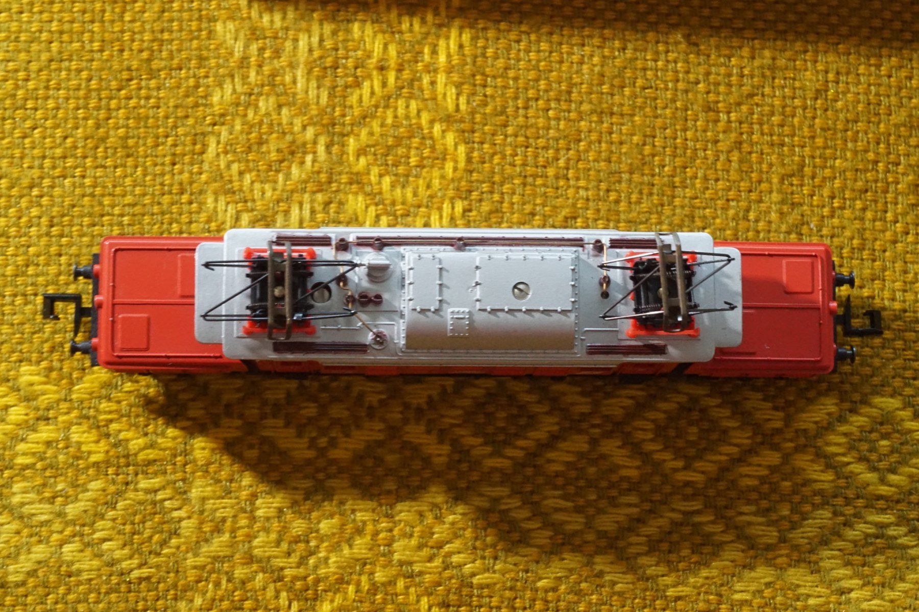 Arnold Modellini di ferrovie: ARNOLD-N 2330 ÖBB 1020.33 rot – Usato da Gränichen venduto da iknow 5