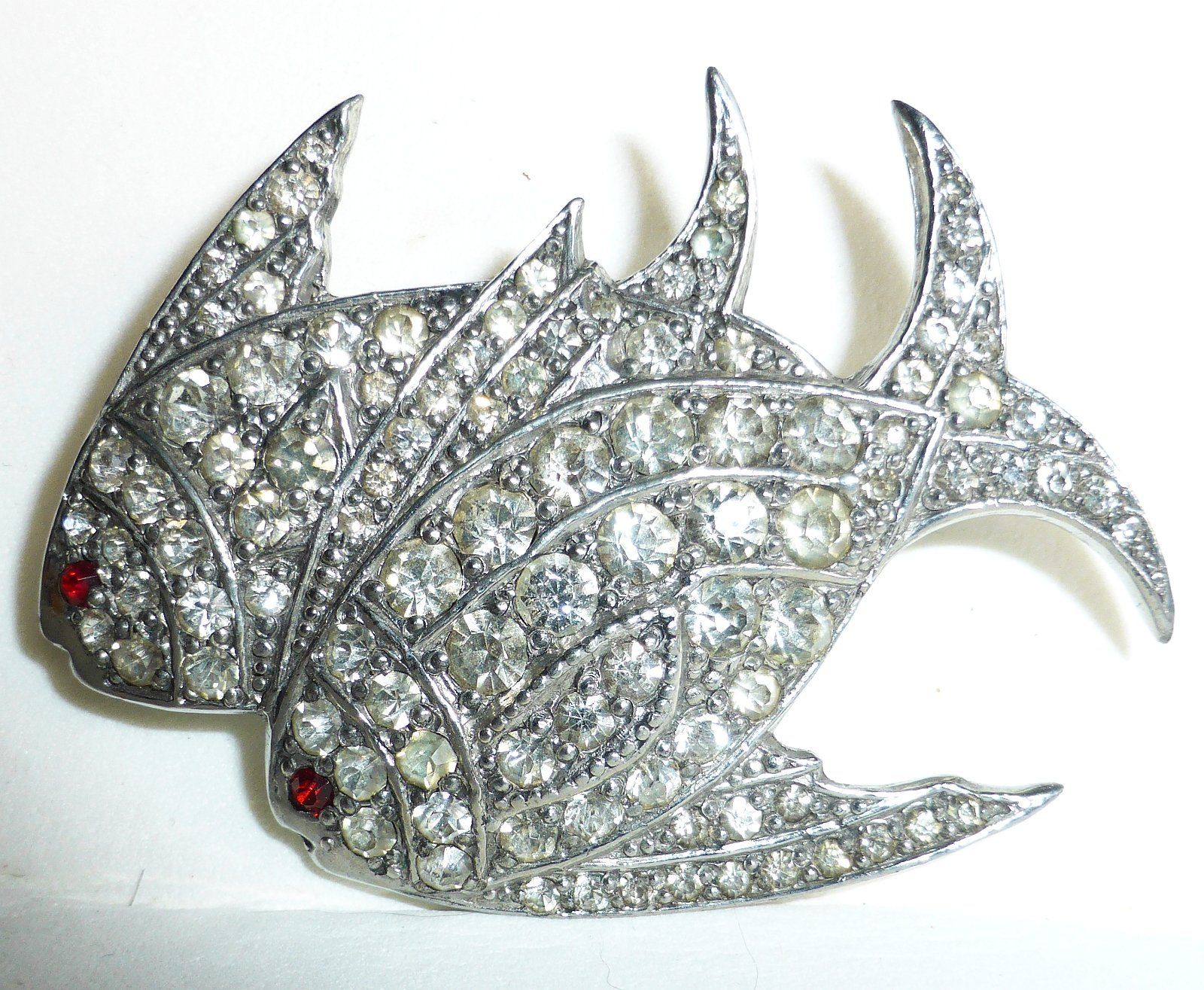 Spille & Fermagli: Hübsche Art Deco Strass-Brosche mit zwei Fischen – Usato da Sonceboz-Sombeval venduto da Artdecolove 2