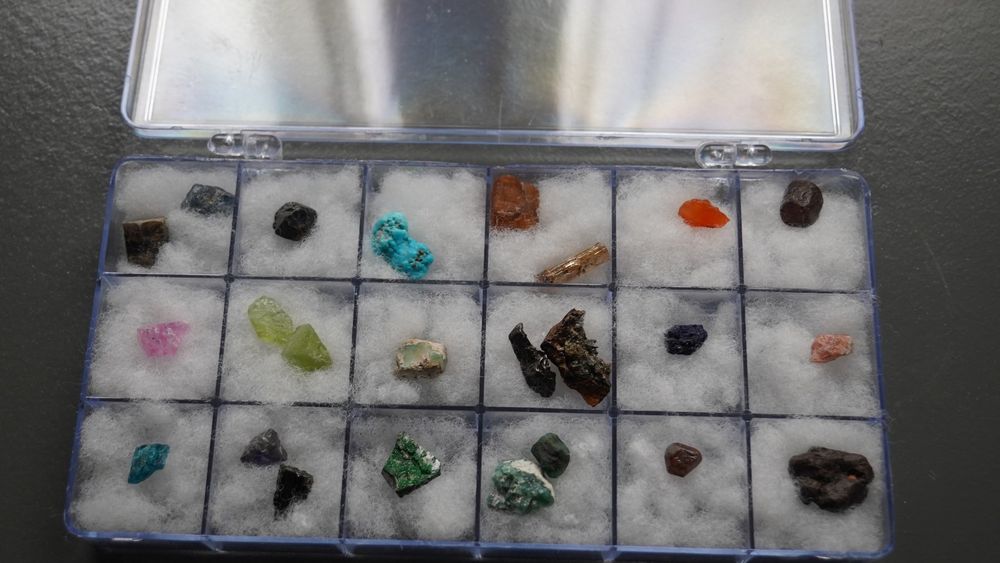 Sammlung in Box mit Rohedelsteinen und Meteoriten | Kaufen auf Ricardo