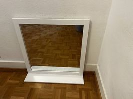Wandspiegel mit weissem Rahmen und Ablage