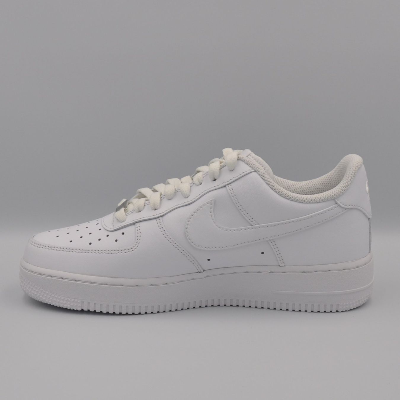 Nike Scarpe da uomo: Nike Air Force 1 White 42 – Nuovo e nell'imballaggio originale da Bern venduto da SneakerheavenLT 2