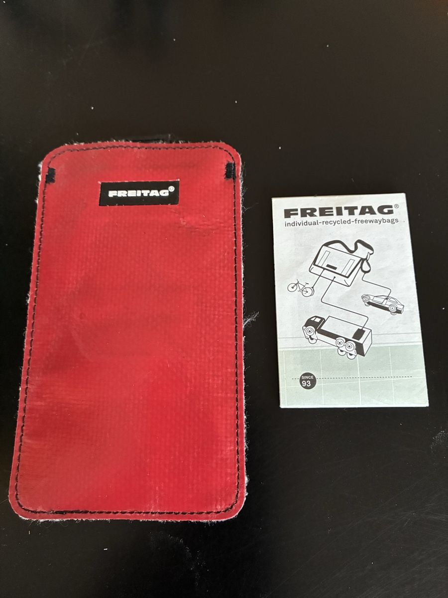 Freitag Cover & Protezioni schermo: FREITAG Handyhülle, rot – Nuovo e nell'imballaggio originale da Fällanden venduto da Sari33