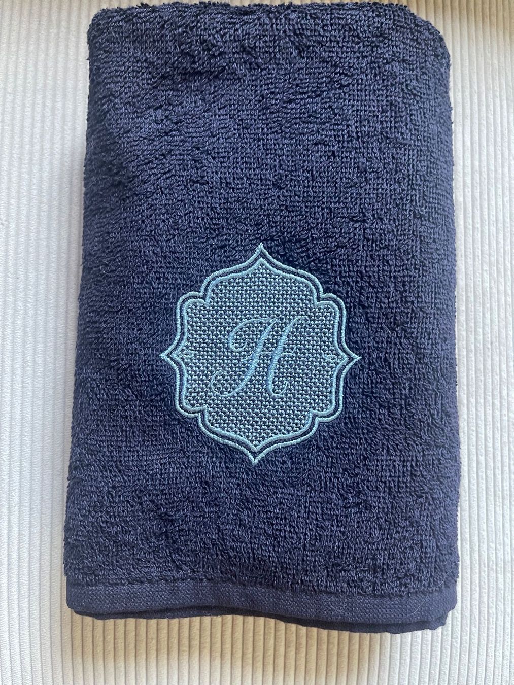 Bettwäsche: Handtuch aus 100 % Baumwolle mit eingesticktem Monogramm – Neu und originalverpackt aus Meilen von tea_n6fg