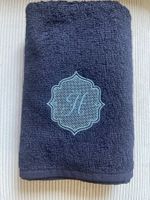 Handtuch aus 100 % Baumwolle mit eingesticktem Monogramm