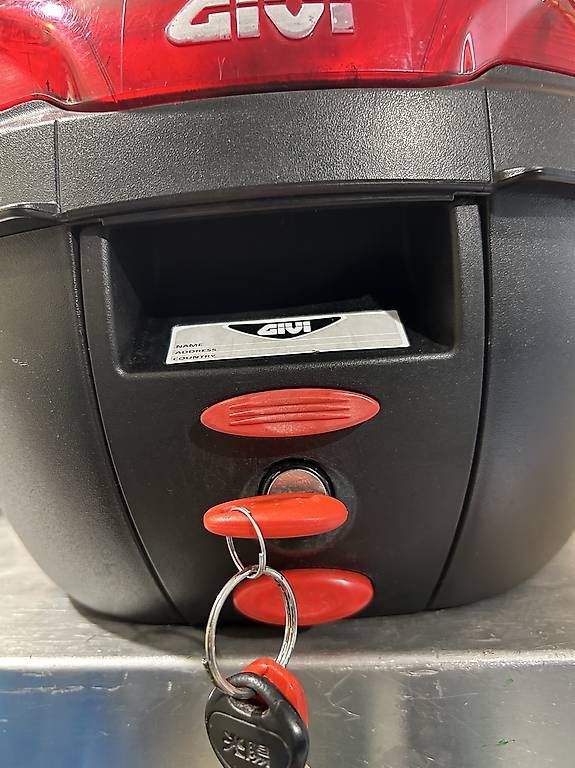 Topcase: vendo bauletto givi per scooter  – Usato da Losone venduto da pda_nb2f 2