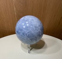 Wunderschöner Quarz blau Kugel mit Ständer aus Madagaskar