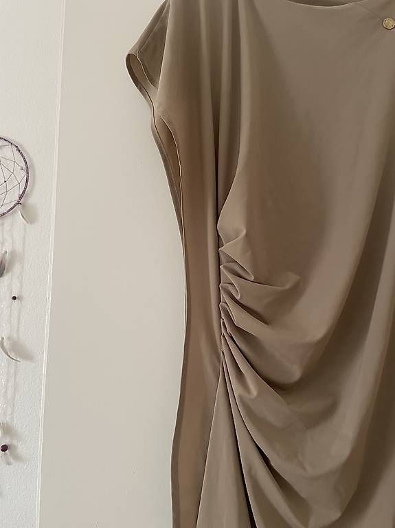 Robes: Robe beige – D'occasion à Pully par aleksandraheld 1