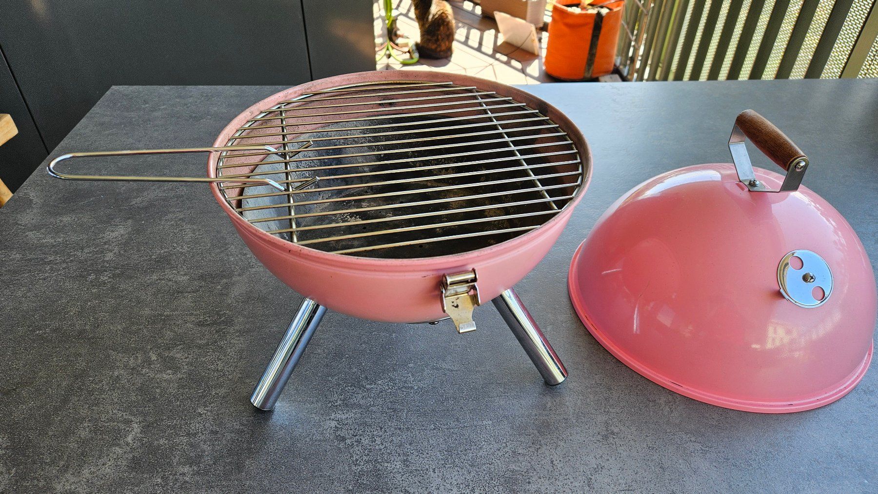 Griglie: Kugelholzkohle-Grill pink – Usato da Luzern venduto da ambros_wolf 1