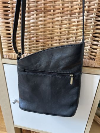 Kleines schwarzes Ledertäschli
