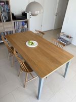 Massiver Esstisch aus Eiche mit vier Holzstühlen