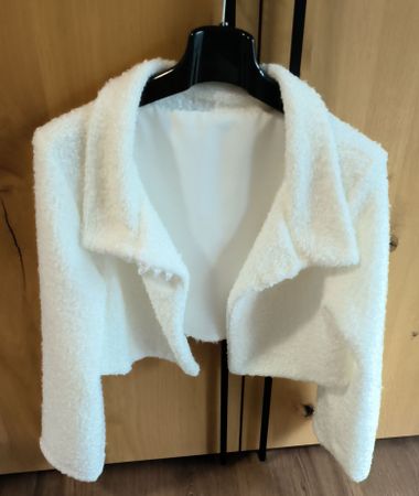 Flauschige, weisse Bolero-Jacke - Perfekt für den Frühling