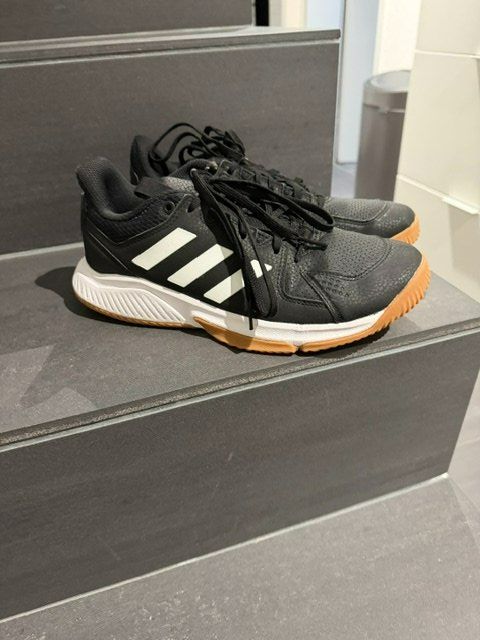 Adidas Schuhe für Mädchen: Hallenschuhe Mädchen 39 1/3 – Gebraucht aus Fulenbach von Torre72 1