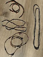 Verschiedene Perlenketten und Armbänder aus dem Senegal 