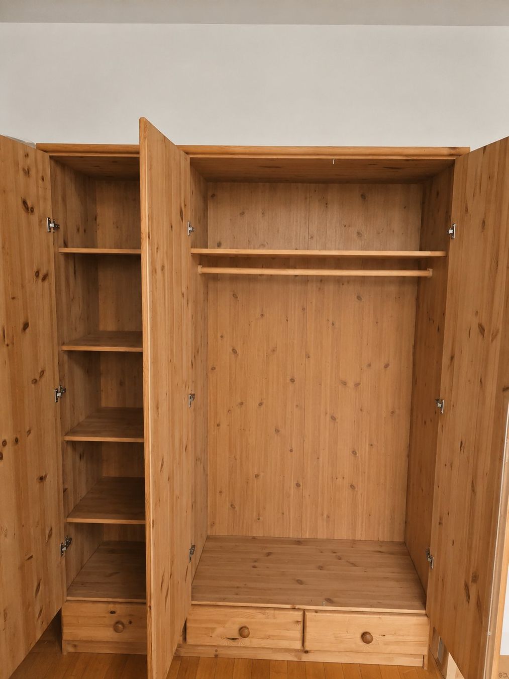 Armoires: Kleiderschrank – D'occasion à Biel/Bienne par hreimur 1