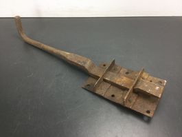 Antiker rostiger Torriegel mit langem Griff