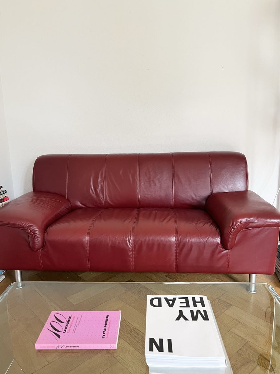 Sofas: Leather Sofa in Red, Two-Seater – Gebraucht aus Basel von jas_h9g2