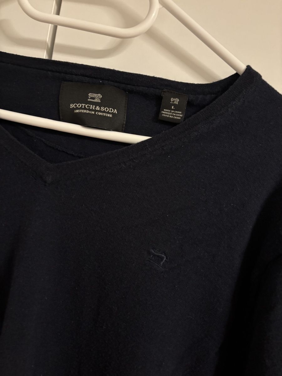 Pullover & Sweatshirts: Pull à col en V bleu marine.Scotch & Soda taille L – Gebraucht aus Delémont von Vendeur_3 2