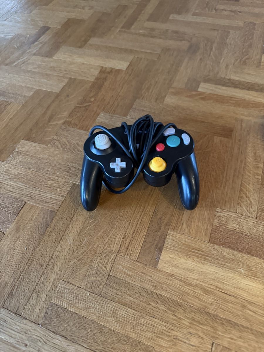 Nintendo Controller: Nintendo GameCube Controller – Schwarz, mit Kabel – Gebraucht aus Röthenbach i. E. von role03