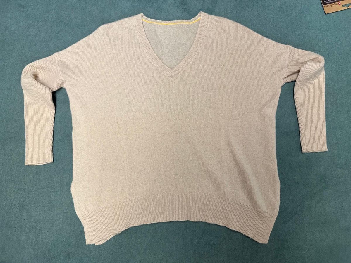 Pullover & Sweatshirts: Weicher Kaschmirpullover, Farbe: lachs , V-Ausschnitt, Gr. S – Gebraucht aus Mörschwil von philmensa