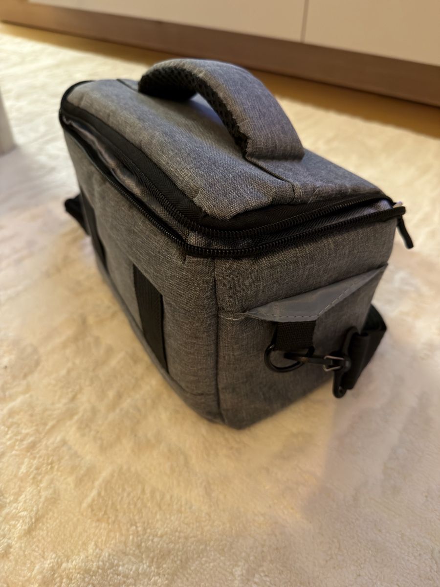 Canon Fotocamera: Canon EOS 1300D camera kit with bag and lenses – Usato da Romanel-s-Lausanne venduto da hug_9yzn 2