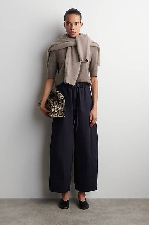 Cos Pantaloni: Cos Hose mit Barrel Bein und elastischem Bund – Usato da Zürich venduto da nmona