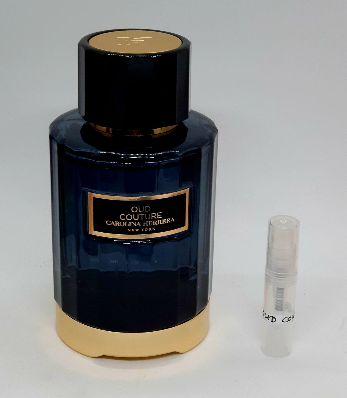 Carolina Herrera Profumi & Eau de Toilette: 2 ml OUD COUTURE CAROLINA HERRERA ABFÜLLUNG – Nuovo (secondo la descrizione) da St. Gallen venduto da CaliSunshine