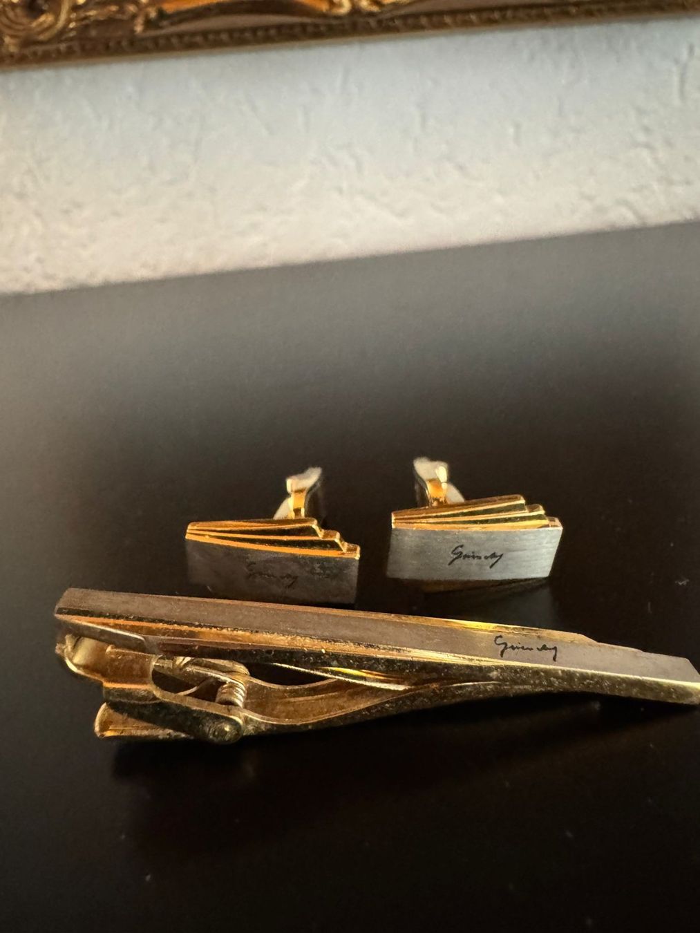 Gemelli: Givenchy Manschettenknöpfe & Krawattennadel – Usato da Winterthur venduto da Dejv