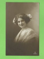 Antike Postkarte junge Frau mit Blumenkranz um 1910