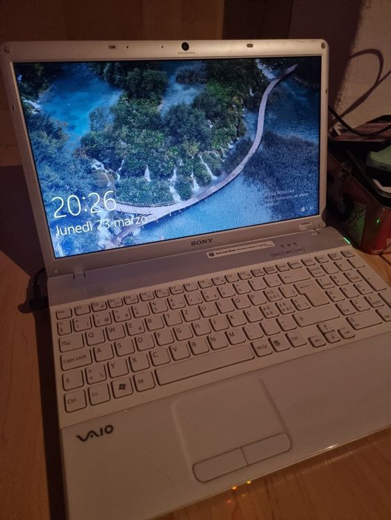 SONY VAIO VPCEB1J1E Laptop 1