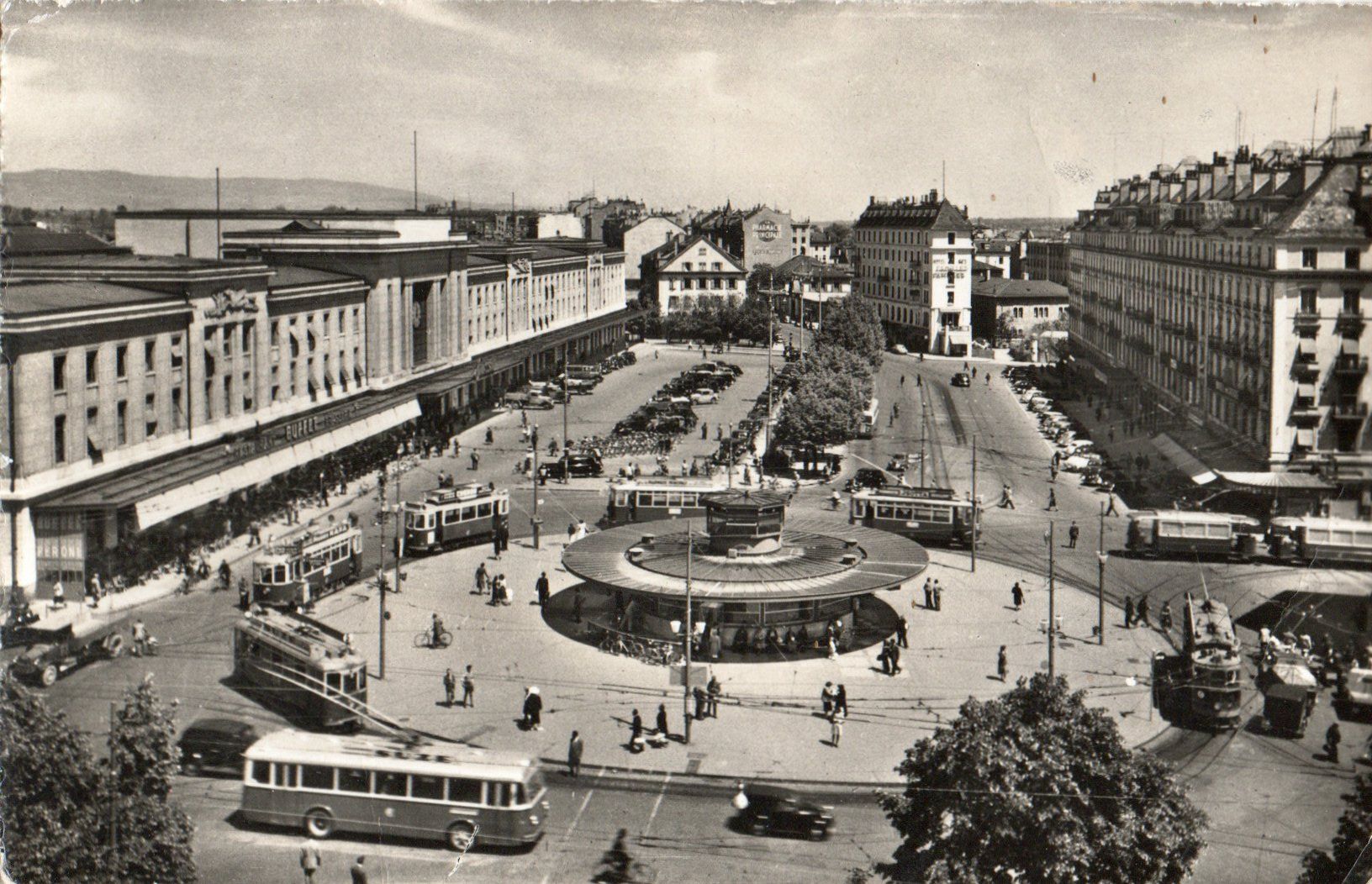Cartoline postali: Genève - Place et Gare de Cornavin – Usato da Melano venduto da pisonsdro