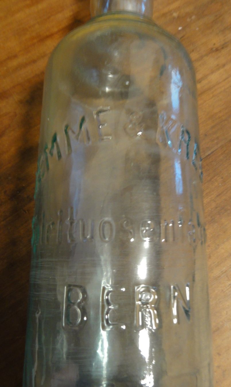 Bouteilles: Antike Glasflasche mit Reliefprägung – Défectueux à Wohlen AG par Flusslauf 3