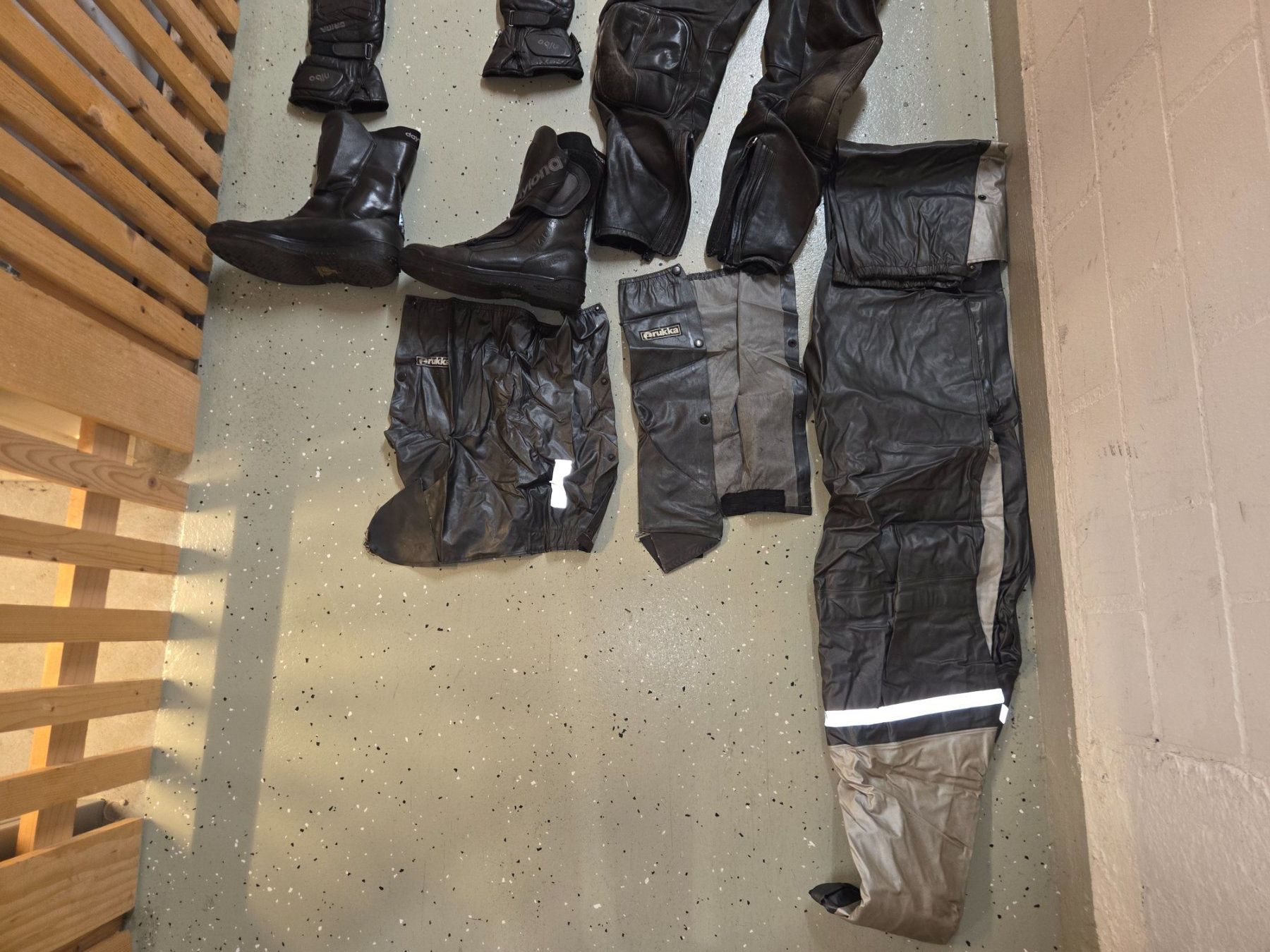 Lotti di vestiti: Motorradkleider Set, echtes Leder, 80ies – Usato da Zürich venduto da Ouuipouui 2