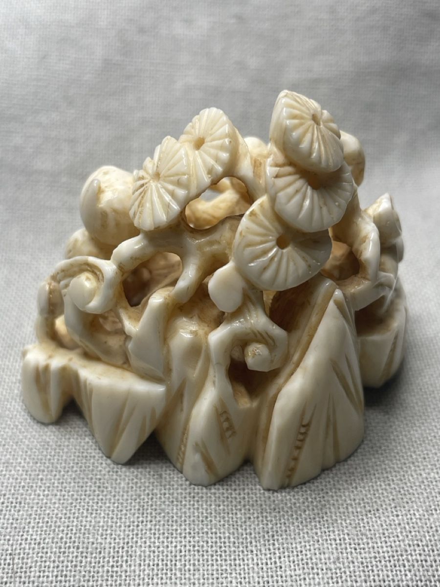 Statuette: Netsuke - zwei Affen sitzen in einer Felsgrotte – Usato da Embrach venduto da Gauvain1 3