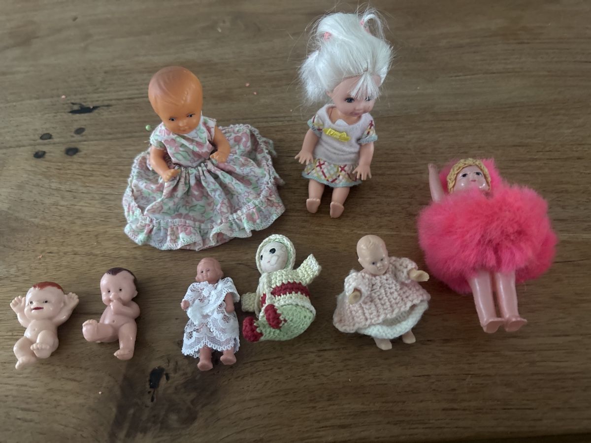 Bambole: 8 kleine Puppen verschiedene Materialien  – Usato da Kriens venduto da Wundertuete17