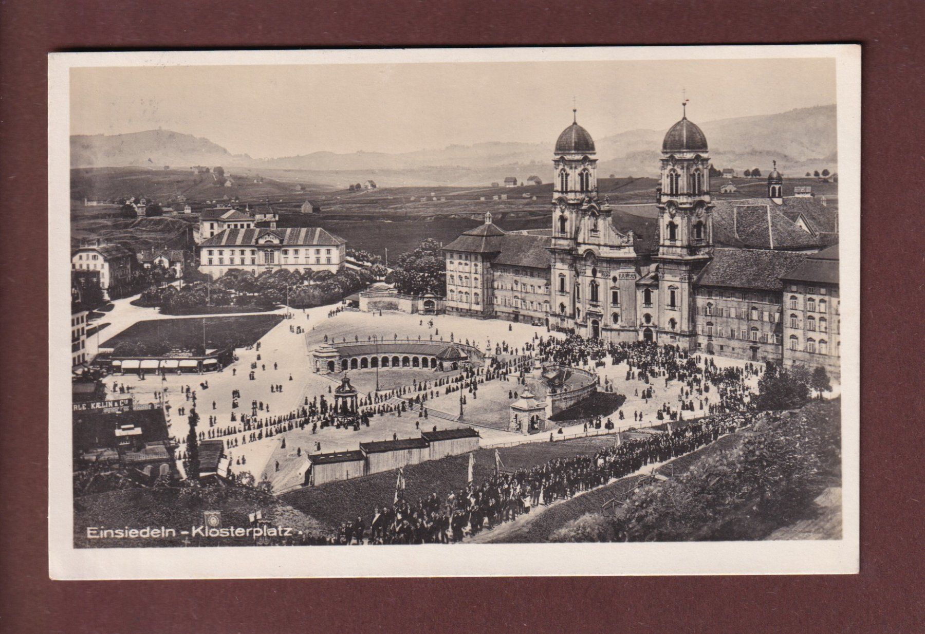 Cartoline postali: EINSIEDELN - Klosterplatz - Leute - 1926 – Usato da Pully venduto da nicecards