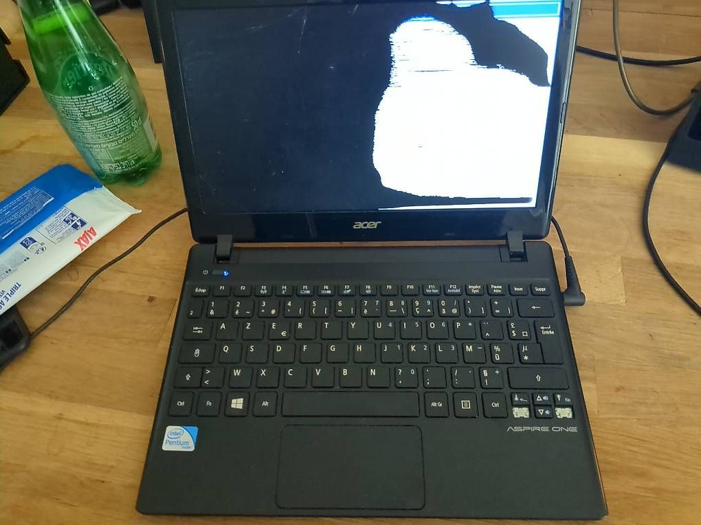 Aspire Notebook: Acer Aspire One Defective Screen, Battery, Keyboard, No SSD – Difettoso da Lausanne venduto da chgeorg