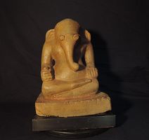 antike Ganesha Statue aus Kandal, Sandstein, Museumsstück