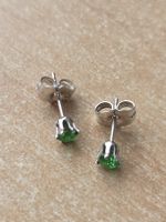 Ohrstecker mit grünen Steinen 