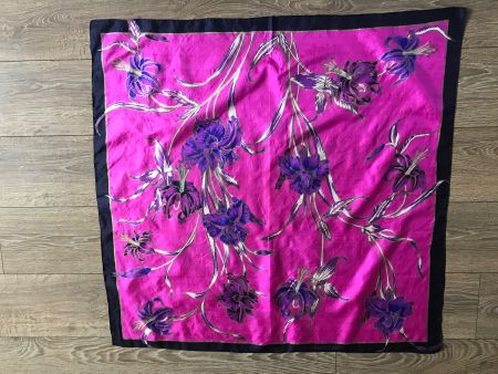 Foulard carré motif fleurs violet et rose