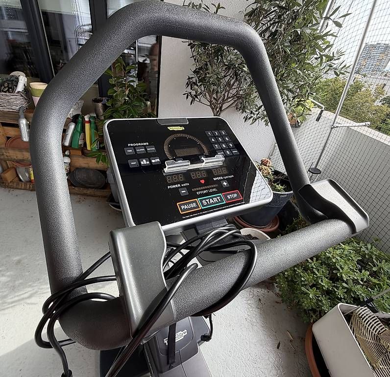 Vélos d'appartement: Vélo d'appartement Technogym – D'occasion à Onex par BLEUCALI 2