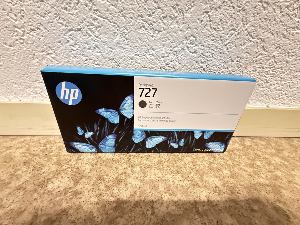 Hewlett Packard Cartucce per stampanti & toner: HP 727 Grau DesignJet Tintenpatrone, 300 ml – Nuovo e nell'imballaggio originale da Lausen venduto da Albprint